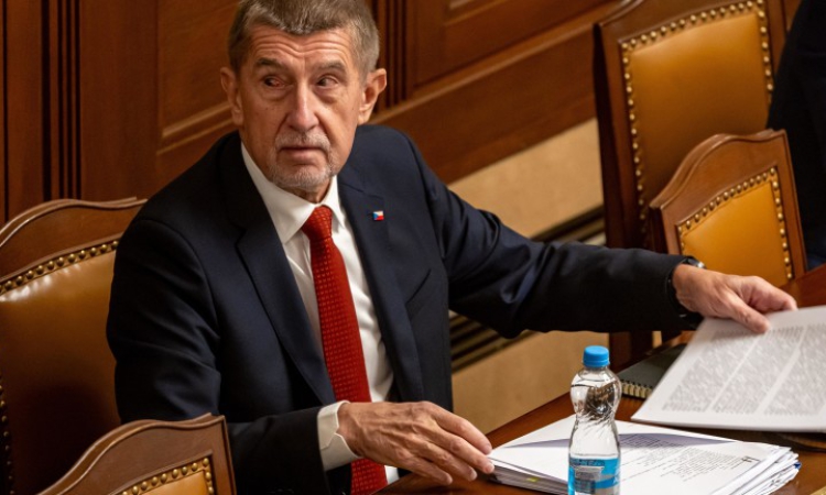 Чешкият премиер сменя спорен министър след многохилядните протести